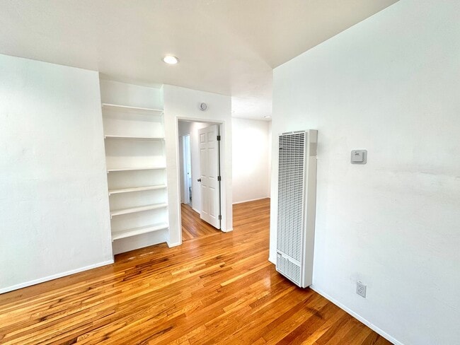 Building Photo - An apartment with character! Hardwood floors, built-ins - TOP FLOOR - 1 Bed / 1 Bath!