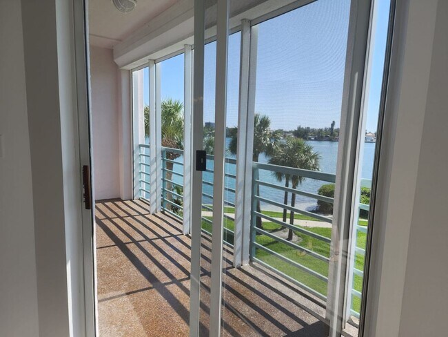 Building Photo - Condo - Coral Pointe At Harbourside with Water Views