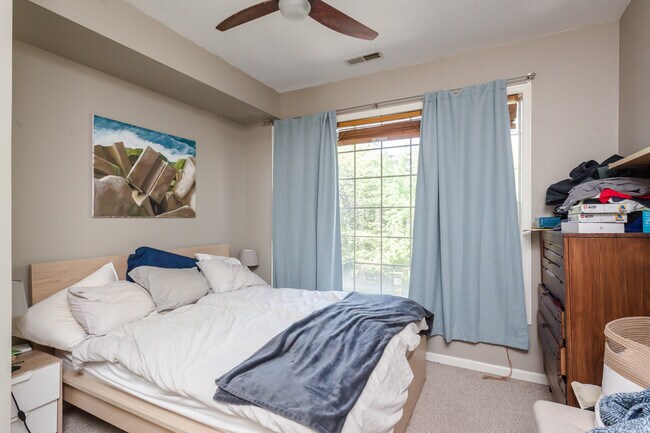 Building Photo - 1357 N Artesian Ave