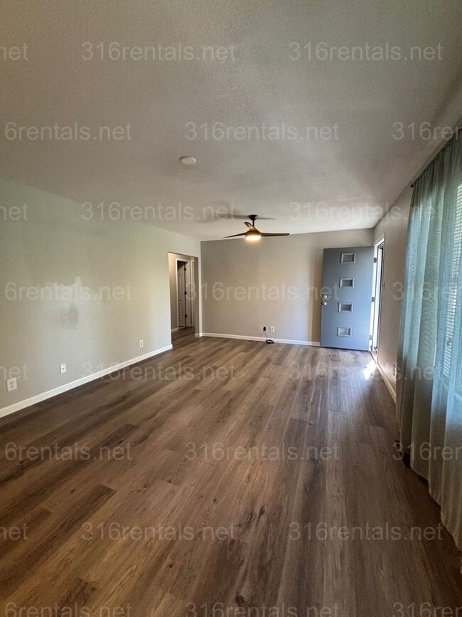 Building Photo - 3 bed 1 1/2 bath house available Now!!