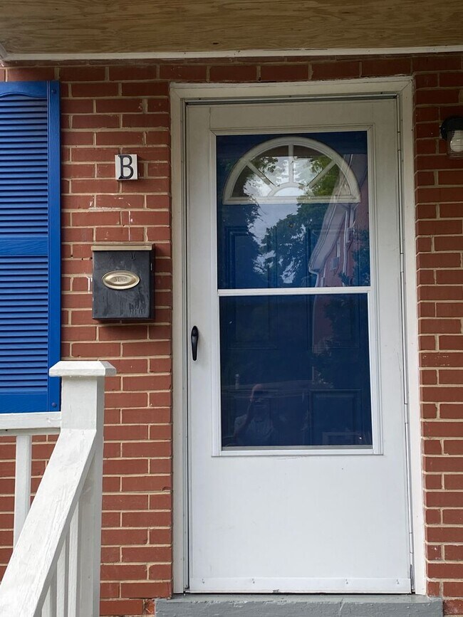 Building Photo - A brick townhouse steps from Lakewood shopping and dining — with everything already in it.