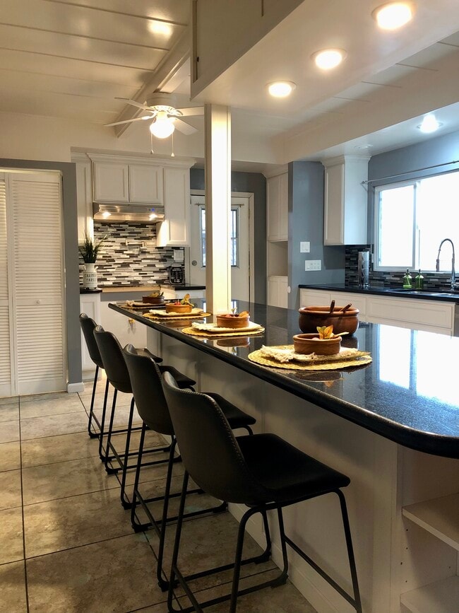 Building Photo - 2447 Malabar St