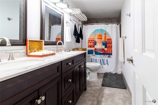 Building Photo - 985 SW 10th St