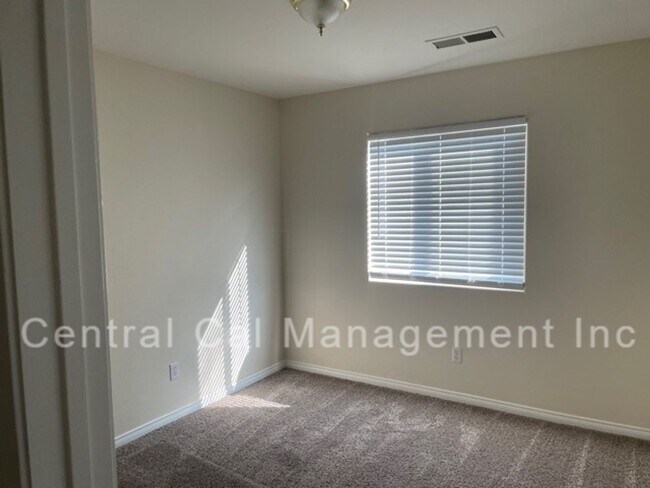 Building Photo - 5 Bedroom, 2 Bath Home in Desired Northwest - $2895 Per Month!