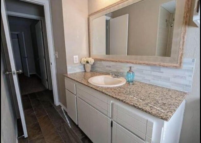 Building Photo - 413 Midland Dr