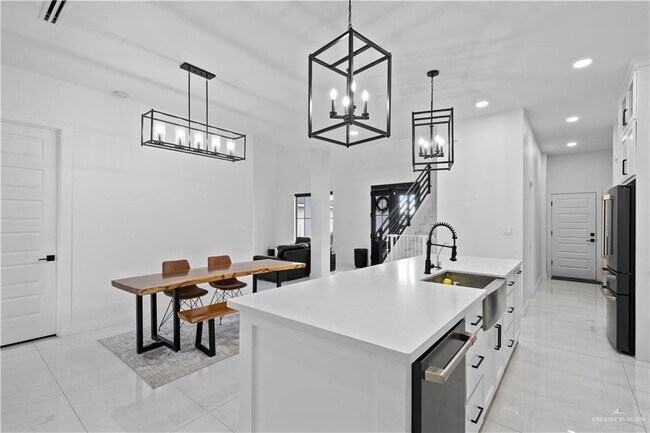 Building Photo - 23 Lago Delton