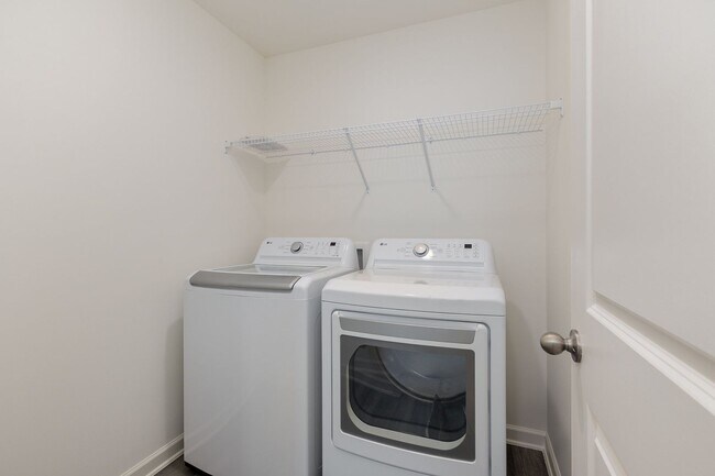 Building Photo - Absolutely Beautiful Townhome in Lovely Wake Forest Community