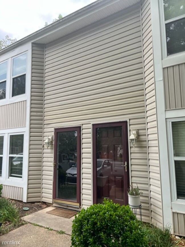 2 br, 1.5 bath House 2764 Gatewood Circle 2764 Gatewood Cir