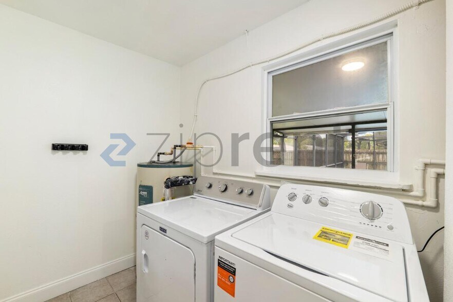 Building Photo - Unit