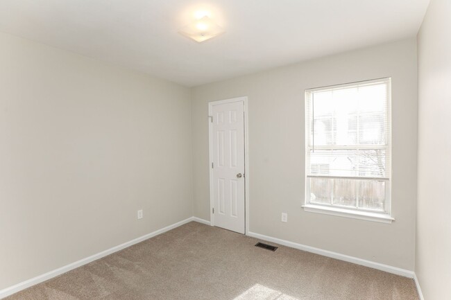 Building Photo - Charming Townhouse in Virginia Beach