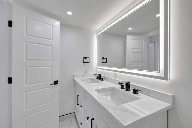 Building Photo - 3050 N Palm Aire Dr