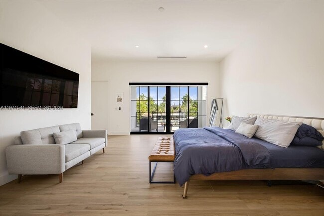 Building Photo - 885 NE 76th St