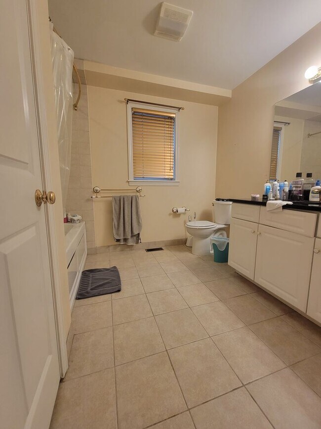 Building Photo - Spacious and Rare 3 Bd 2 Bath Near Fort Hill With Off Street Parking