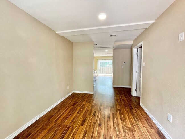 Building Photo - 1033 Rivas St
