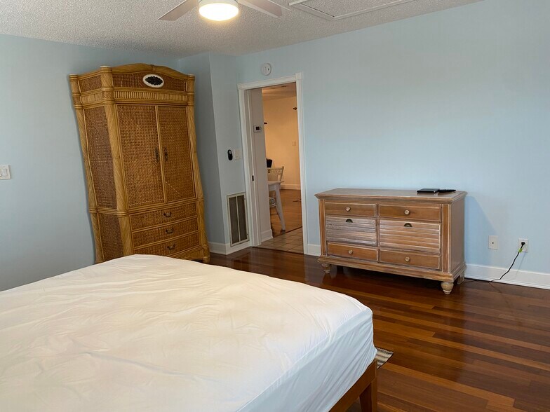 Building Photo - 5802 Monterey Ave