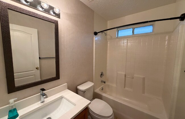 Building Photo - Spacious 4 Bedroom Home in Waterford Estat...