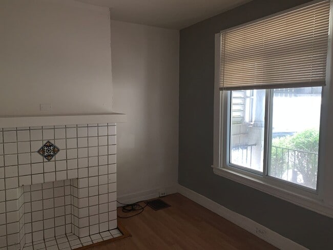 Building Photo - SPACIOUS OAKLAND HOUSE WITH BONUS ROOM - AVAILABLE AUGUST!