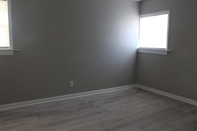 Building Photo - 1922 Skylane Dr