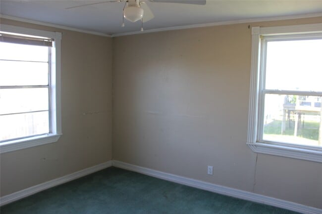 Building Photo - 440 Creek Dr