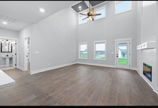 Building Photo - 955 Alton Dr