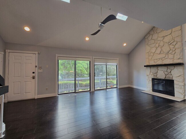Building Photo - Amenities abound! Spacious, 2-bed & 2.5-ba...