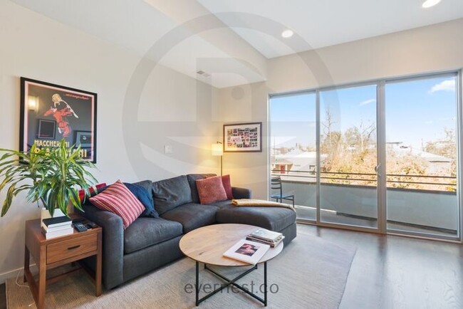 Building Photo - Beautiful Two Bedroom Townhome in Denver -...