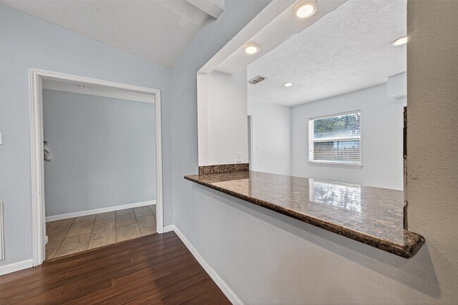 Building Photo - 11811 Beverly Dr