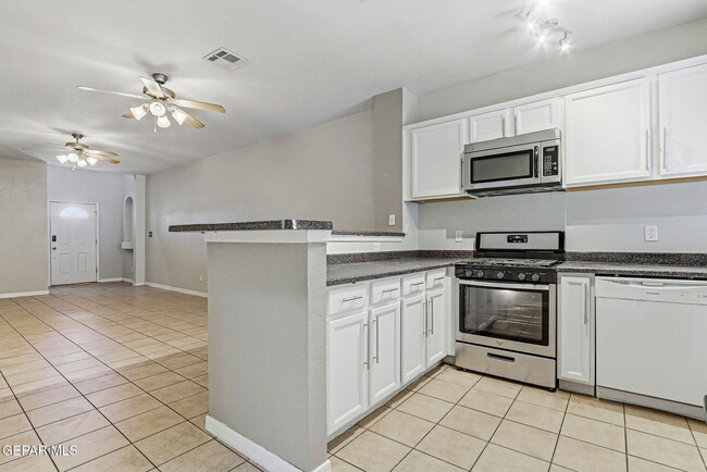 Building Photo - 3150 N Yarbrough Dr