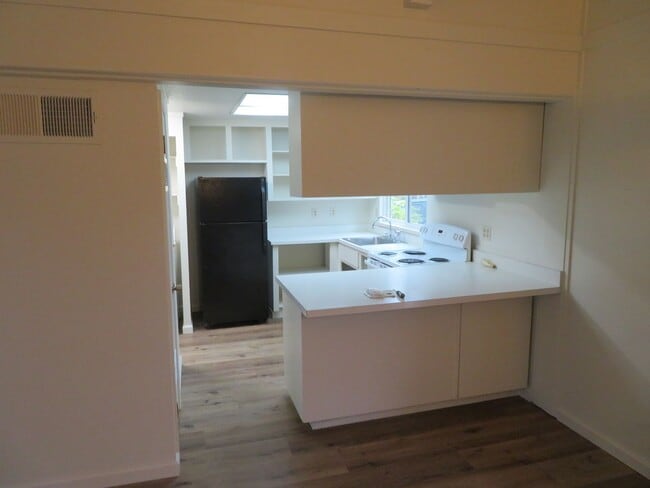 Building Photo - 3 bed 1.5 bath Home upper westside