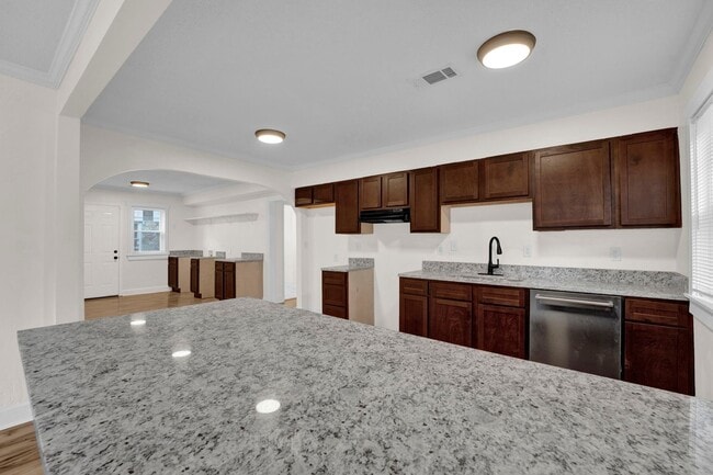 Building Photo - Recently Renovated Brick Home Located Minutes away from Memphis International Airport!