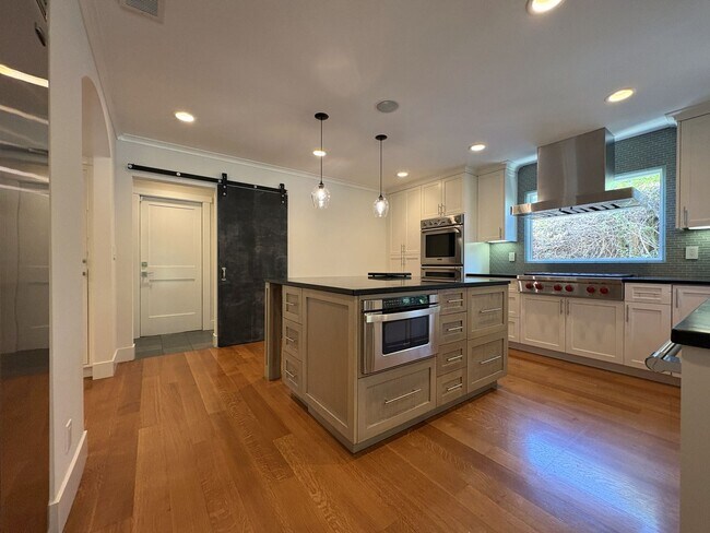 Building Photo - Spacious 5BR/3.5BA Palo Alto Home with Gourmet Kitchen & Large Backyard