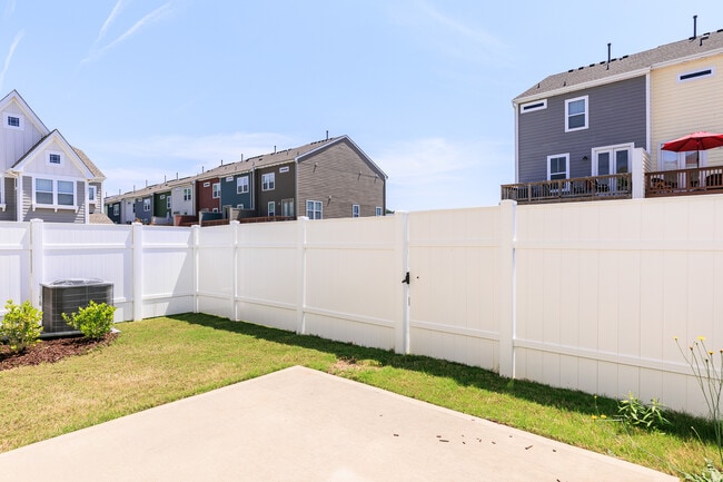 Building Photo - 628 Metro Sta