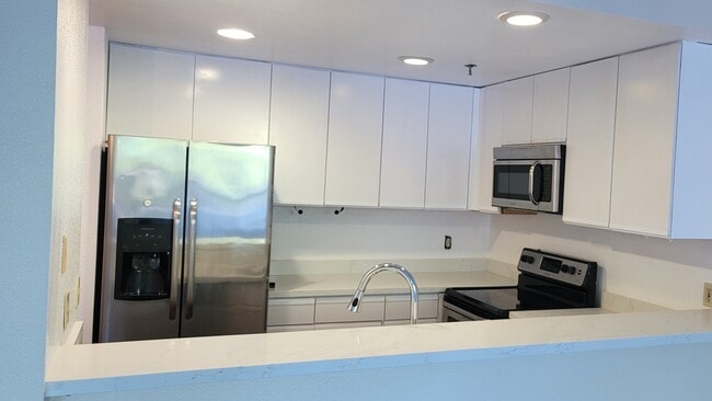 kitchen w/stainless steel appliances & quartz counters - 411 Park Ave