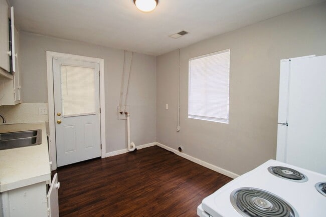 Building Photo - Bright & Convenient 2 Bedroom, 1 Bath in West Columbia