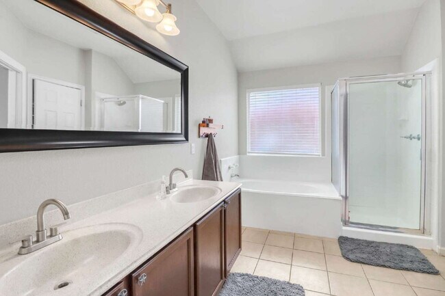 Building Photo - "Charming 3-Bedroom Home in San Antonio with Spacious 1530 sq ft Layout & 2 Full Baths!"