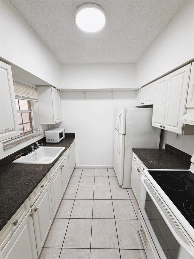Building Photo - 1701 NW 96th Terrace