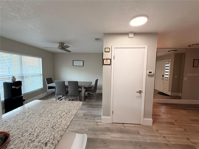 Building Photo - 106 W Cedarwood Cir