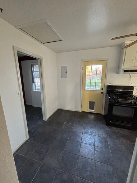 Building Photo - House: 2 Bedroom / 1 Bathroom - Auburn