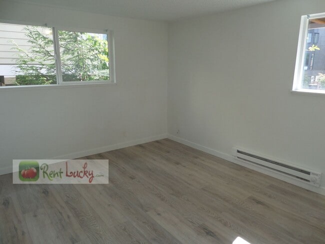 Building Photo - Super-Cute 2-Bedroom Home w/Attached Garage and Large Yard in Great Seattle Location!!