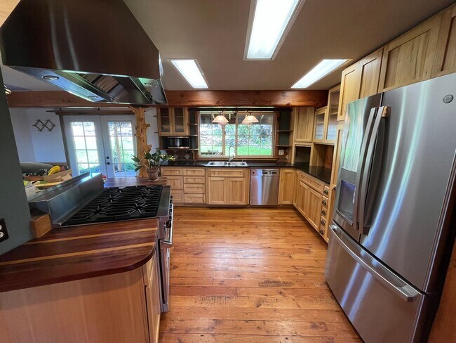 Building Photo - Custom Rustic 4-Bdr on beautiful 5 acres with Greenhouse in Sisters!