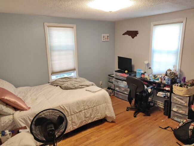 Building Photo - 4-Bedroom Home for Rent in the Heart of Si...