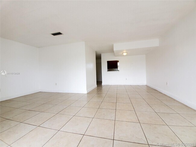 Building Photo - 9363 Fontainebleau Blvd