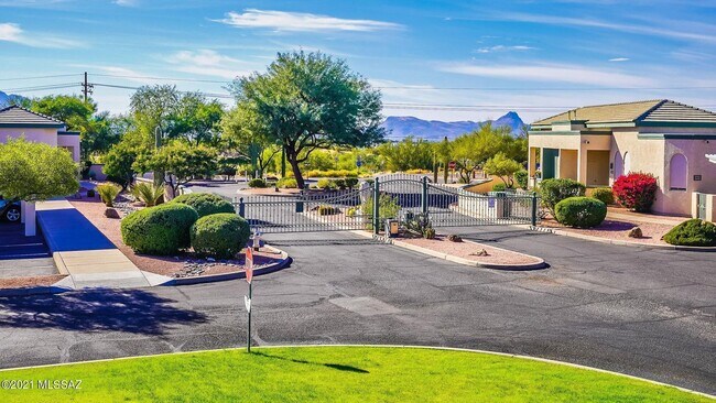 Building Photo - 2421 W Via Di Silvio