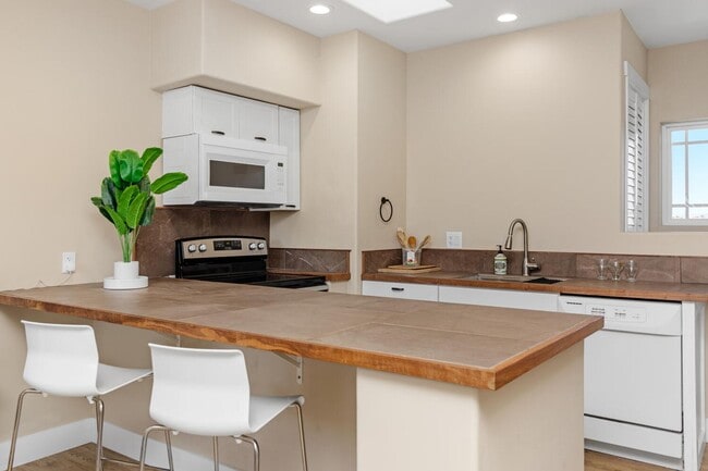 Building Photo - Charming Coastal Studio in Carlsbad - Furnished, all utilities + wi-fi included!