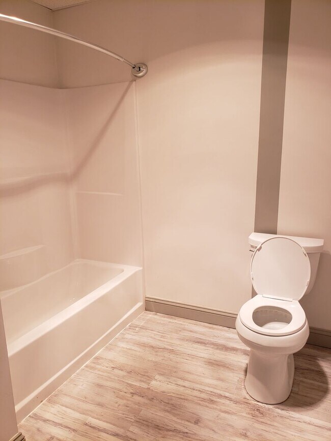 Building Photo - 15475 Oak Rd