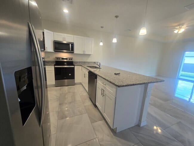 Building Photo - LARGE 3/2/1 -Duplex, prime Location-Lehigh...