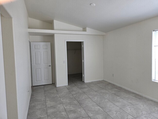 Building Photo - NW Areas. Condo Unit Upstairs