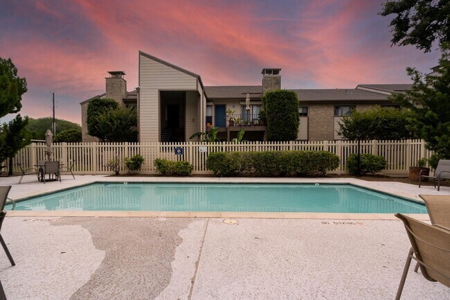 Building Photo - 7060 N Holiday Dr