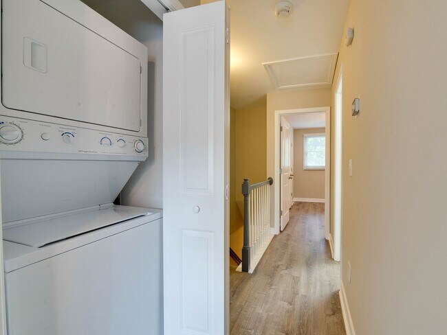 Building Photo - Stunning and completely updated townhome s...