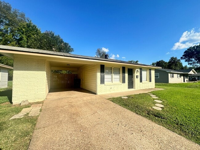Building Photo - Adorable Starter Home